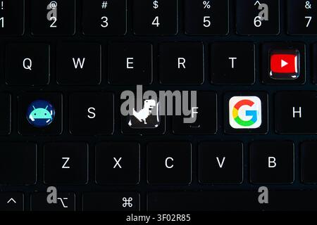DALLAS, TX, USA - 16. FEBRUAR 2024: Nahaufnahme zeigt einen Teil einer schwarzen Tastatur mit benutzerdefinierten Tastenkappen mit einem Android-Logo auf der Q-Taste. Stockfoto