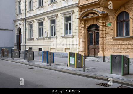 Recyclingbehälter für Haushalte in verschiedenen Farben für verschiedene Abfallstoffe, Ljubljana, Slowenien Stockfoto