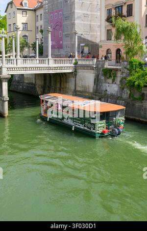 Eine Besichtigungstour auf dem Fluss Ljubljanica, Ljubljana, Slowenien. Stockfoto