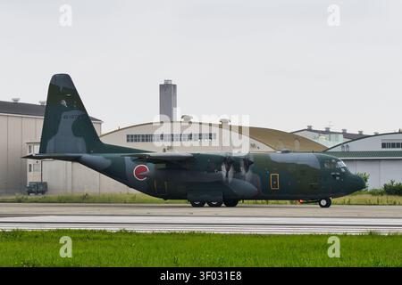 Japan Air Self-Defense Force Lockheed C-130H Hercules Militärtransportflugzeug (45–1073) der 401st Tactical Airlift Squadron Stockfoto
