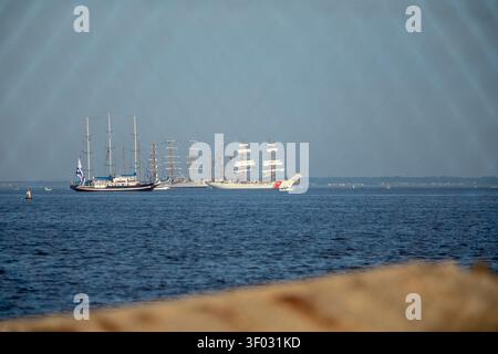 Sandy Hook, New Jersey, USA - 4. Juli 2026: Das Ausbildungsschiff der uruguayischen Marine Capitán Miranda (links) und die US Coast Guard Cutter Eagle (rechts) schließen sich an Stockfoto
