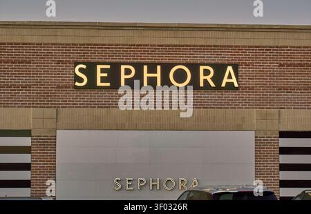 CARROLLTON, TX, USA - 24. FEBRUAR 2024: Die Außenfassade eines Parfümerie-Geschäfts in Sephora mit einem großen beleuchteten Schild an einer roten Backsteinmauer und einem m Stockfoto