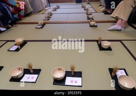 Kyoto, Japan - 12. April 2026: Gruppe von Keramikschalen, Whiskern und Zuckersets auf dem Tatamboden bereit für die Matcha-Tee-Zeremonie Stockfoto