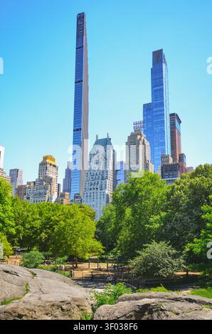 New York City, USA – 16. Juni 2026: Heckscher-Spielplatz mit Steinway Tower und Essex House-Horizont Stockfoto
