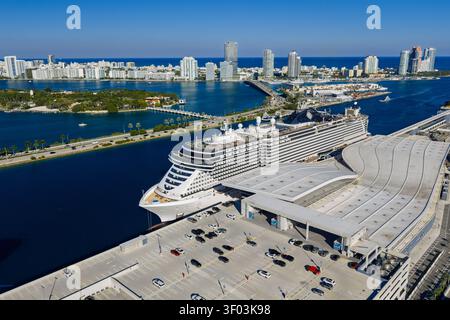 Miami, FL, USA - 08. Februar 2026: Das Kreuzfahrtschiff legt am Terminal in PortMiami an und bietet einen einzigartigen Blick auf die Skyline über das Wasser Stockfoto