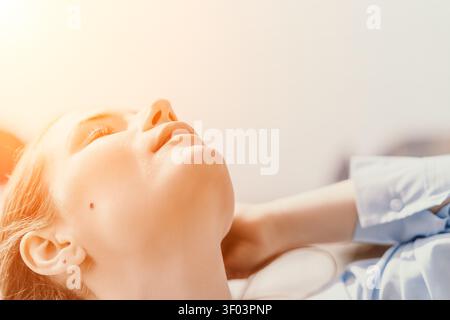 Frau ruhendes Sonnenlicht junge Dame mit geschlossenen Augen, die sich im hellen Morgenlicht entspannt und negativen Raum für Text bietet Stockfoto
