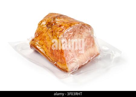 Geräucherter Speck in Vakuumverpackung. Geräucherter Speck auf weißem Hintergrund. Stockfoto