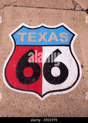 AMARILLO, TX, USA - 13. MÄRZ 2026: Ein gemaltes Symbol der Route 66 ist auf einem Bürgersteig zu sehen. Die Route 66, die 1926 gegründet wurde, ist einer der ursprünglichen Hochgebirge Stockfoto