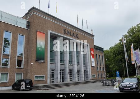 GENT, BELGIEN, 30. JUNI 2026: Außenansicht des Stadtmuseums für Zeitgenössische Kunst (Stedelijk Museum voor Actuele Kunst) in Gent. Das neue Museum Stockfoto