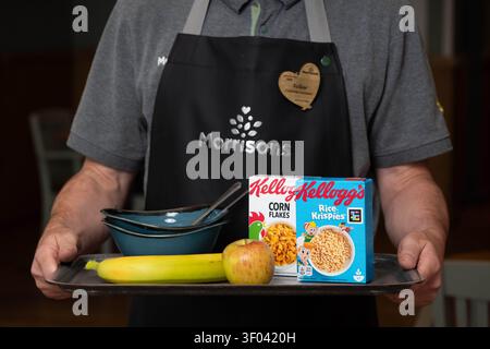 Allgemeine Ansicht eines Frühstücks in einem Morrisons Café in Chingford, da der Supermarkt mit Kellogg's zusammenarbeitet, um seine Schulferien „Frühstücksklubs“ neu zu beleben, die Familien in den Sommerferien in ganz Großbritannien kostenlose Mahlzeiten anbieten. Ausgabedatum: Montag, 6. Juli 2026. Stockfoto