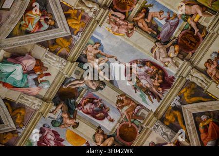 Michelangelos berühmte Deckenfresken in der Sixtinischen Kapelle der Vatikanischen Museen, Vatikanstadt. Stockfoto