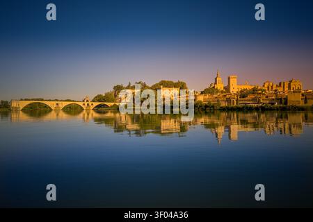 Brücke Pont Saint-Benezet, Fluss Rhône, auf der rechten Seite die Altstadt mit dem Papstpalast, Altstadt, Avignon, Frankreich Stockfoto