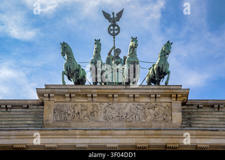 BERLIN - 20. SEPTEMBER 2025: Dies ist eine Quadriga mit der Göttin Victoria am Brandenburger Tor. Stockfoto