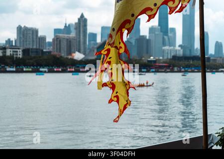Guangzhou, china - 20. juni 2026: drachenboot-Rennen auf Perlfluss mit Skyline der Stadt. Stockfoto