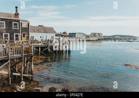 Küstenpier und Blick auf den Southwest Harbor Maine, ruhiges Si Stockfoto