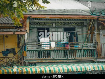 Wäscherei hängt zum Trocknen auf einem verwitterten städtischen Balkon Stockfoto