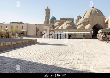 Toqi Zargaron Handelskuppel und Kalon Minarett in der Altstadt von Buchara. Leerer gemauerter Platz mit Souvenirständen unter dem historischen Basar mit Kuppelkuppel. Ideal Stockfoto