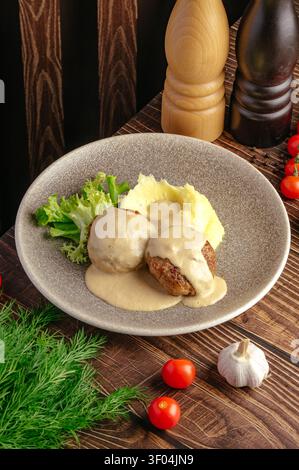 Herzhafte Rindskoteletts mit Kartoffelpüree und Soße Stockfoto
