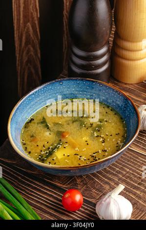 Traditionelle japanische Miso-Suppe mit frischen Zutaten Stockfoto