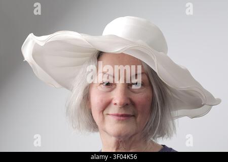 Elegante Seniorin mit einem großen weißen Hut Stockfoto
