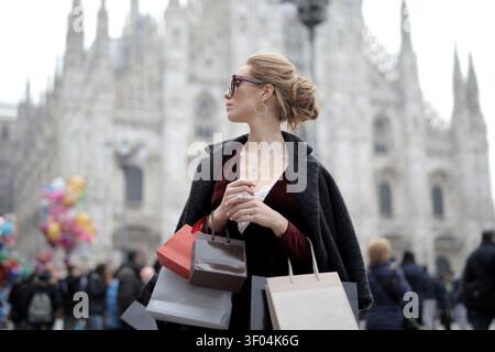 Stilvolle Frau mit Einkaufstaschen in Mailand Stockfoto