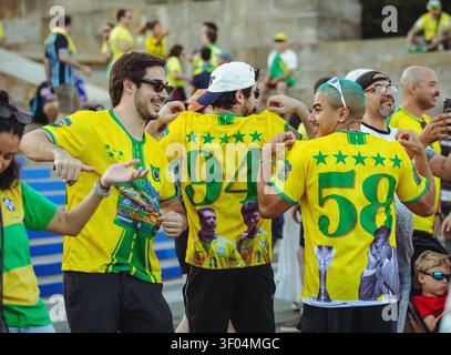 Brasilianische Fußballfans feiern gemeinsam in Trikots im Freien Stockfoto
