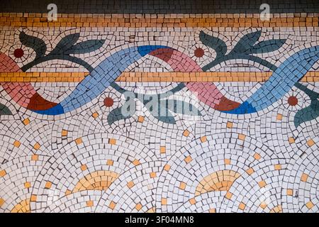 Kompliziertes geometrisches Blumenmosaikmuster auf Pflasterstrukturen Stockfoto