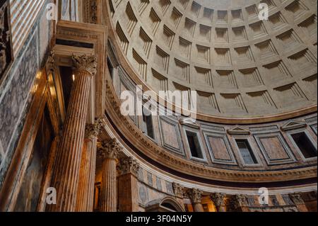 Kassettenkuppel und Marmorsäulen im Pantheon in Rom Stockfoto