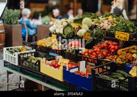 Farbenfroher Gemüsestand am Campo de' Fiori Markt in Rom Stockfoto