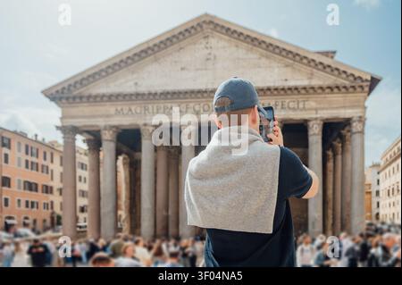 Junger Tourist, der das Pantheon in Rom fotografiert Stockfoto