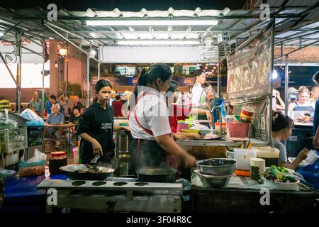 Lebhaftes Abendgeschehen auf dem Nachtmarkt von Luang Prabang mit farbenfrohen Straßenimbissständen und Menschenmassen in Laos Stockfoto