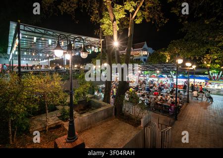 Lebhaftes Abendgeschehen auf dem Nachtmarkt von Luang Prabang mit farbenfrohen Straßenimbissständen und Menschenmassen in Laos Stockfoto