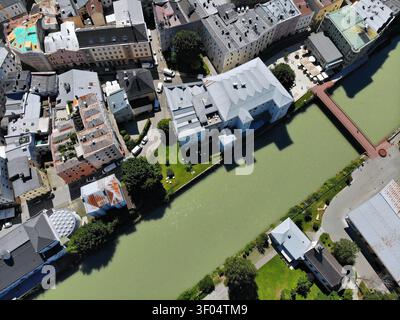 Stadt Hallein in Österreich. Salzburger Land. Drohnenansicht von oben mit der Salzach. Stockfoto
