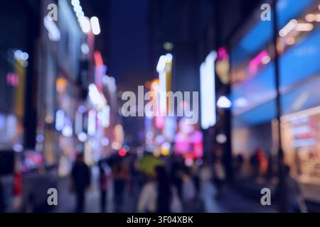Unscharfe Lichter Stadt abstrakter Hintergrund. Nachtstadt unscharfe Textur im Myeongdong-Bezirk von Seoul, Südkorea. Neon-Nacht-Bokeh-Foto. Stockfoto