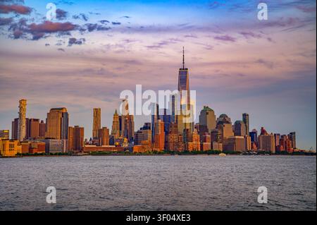 Blick auf den Sonnenuntergang von New York City mit Lower Manhattan und dem Finanzviertel Stockfoto