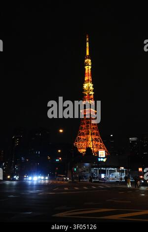 Atemberaubender Nachtblick auf den Tokyo Tower mit lebendiger orangefarbener Beleuchtung und Stadtlichtern Stockfoto
