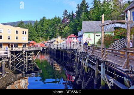 Touristen schlendern entlang der farbenfrohen historischen Creek Street in Ketchikan, Alaska, USA Stockfoto