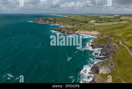 Blick aus der Vogelperspektive von Church Cove auf der Lizard Peninsula in Cornwall, Großbritannien mit felsiger Küste und Meereslandschaft Stockfoto