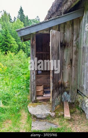 Altes Haus bei einer Scheune auf dem Land Stockfoto