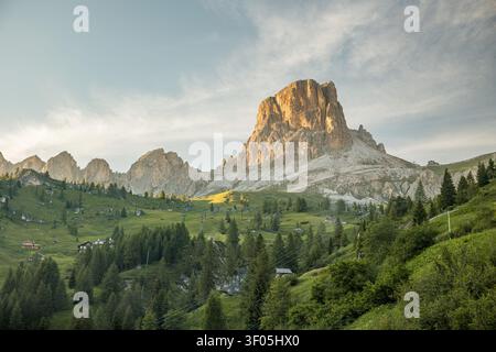 Panoramische Ansicht majestätischer Berggipfel und grüner Täler in den Dolomiten Stockfoto