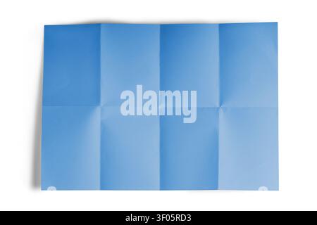 Hellblau gefärbtes, leeres, weißes Blatt Papier mit sichtbaren Falten und weichen Schatten, isoliert auf weißem Hintergrund, minimales Mockup-Template, Mockup für Des Stockfoto