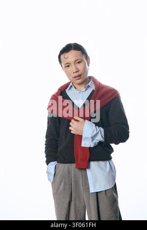 Der stilvolle junge Mann besticht durch ein minimalistisches Ambiente, das Selbstvertrauen ausstrahlt. Stockfoto