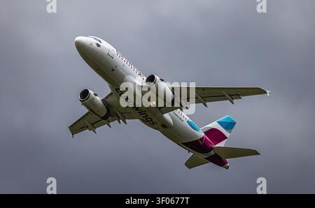 Zürich, Schweiz - 9. Juni 2026: Eine Airbus A319-132 von Eurowings befindet sich im ersten Steigflug nach dem Abheben von der Startbahn 32 am Flughafen Zürich Stockfoto