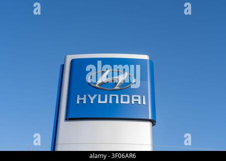 Nahaufnahme eines Hyundai-Händler-Schildes vor einem klaren blauen Himmel. Austin, Texas, USA. Stockfoto