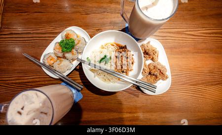 Eine köstliche Auswahl an taiwanesischer Küche mit Sprudeltee, herzhaftem Shumai mit Garnelen und Schweinefleisch, aromatischen Kung-Fu-Nudeln und knusprigem, frittiertem ch Stockfoto