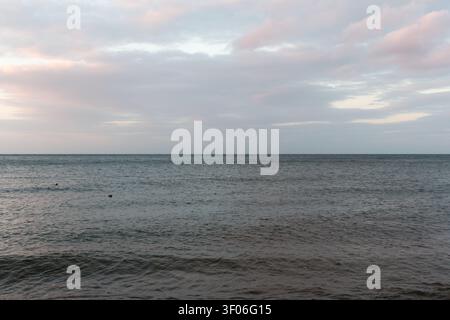Meereslandschaft der Irischen See von einem Strand in Llandudno, Nordwales. Stockfoto