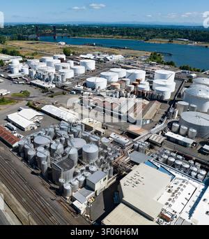 Eine Luftpanoramablick offenbart ein weitläufiges Petroleum- und Chemikalienlager neben einem geschäftigen industriellen Flusshafen im Pazifischen Nordwesten. Stockfoto