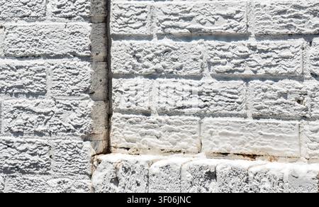 Eine weiß lackierte Ziegelwand Stockfoto