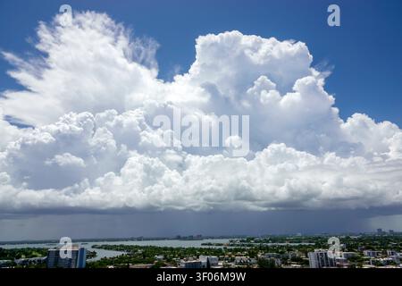 Miami Beach Florida, aufragende Cumulus, Cumulus congestus, Cumulonimbus, Gewitterwolken, Sturmwolken, Wolkenlandschaft, dramatischer Himmel, riesige Wolken, massive Wolke Stockfoto