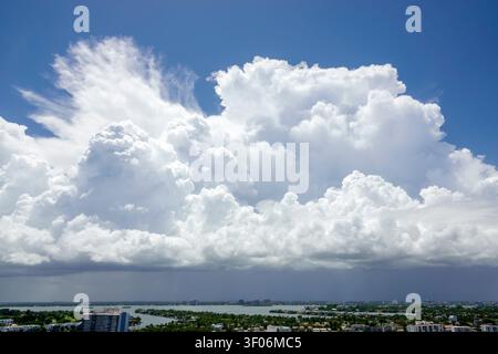 Miami Beach Florida, aufragende Cumulus, Cumulus congestus, Cumulonimbus, Gewitterwolken, Sturmwolken, Wolkenlandschaft, dramatischer Himmel, riesige Wolken, massive Wolke Stockfoto